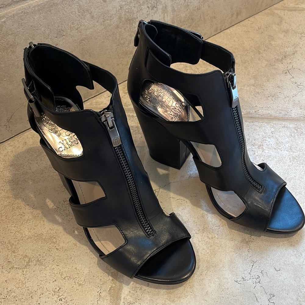 Vince Camuto ladies black sandals. Size 8 worn once gorgeous